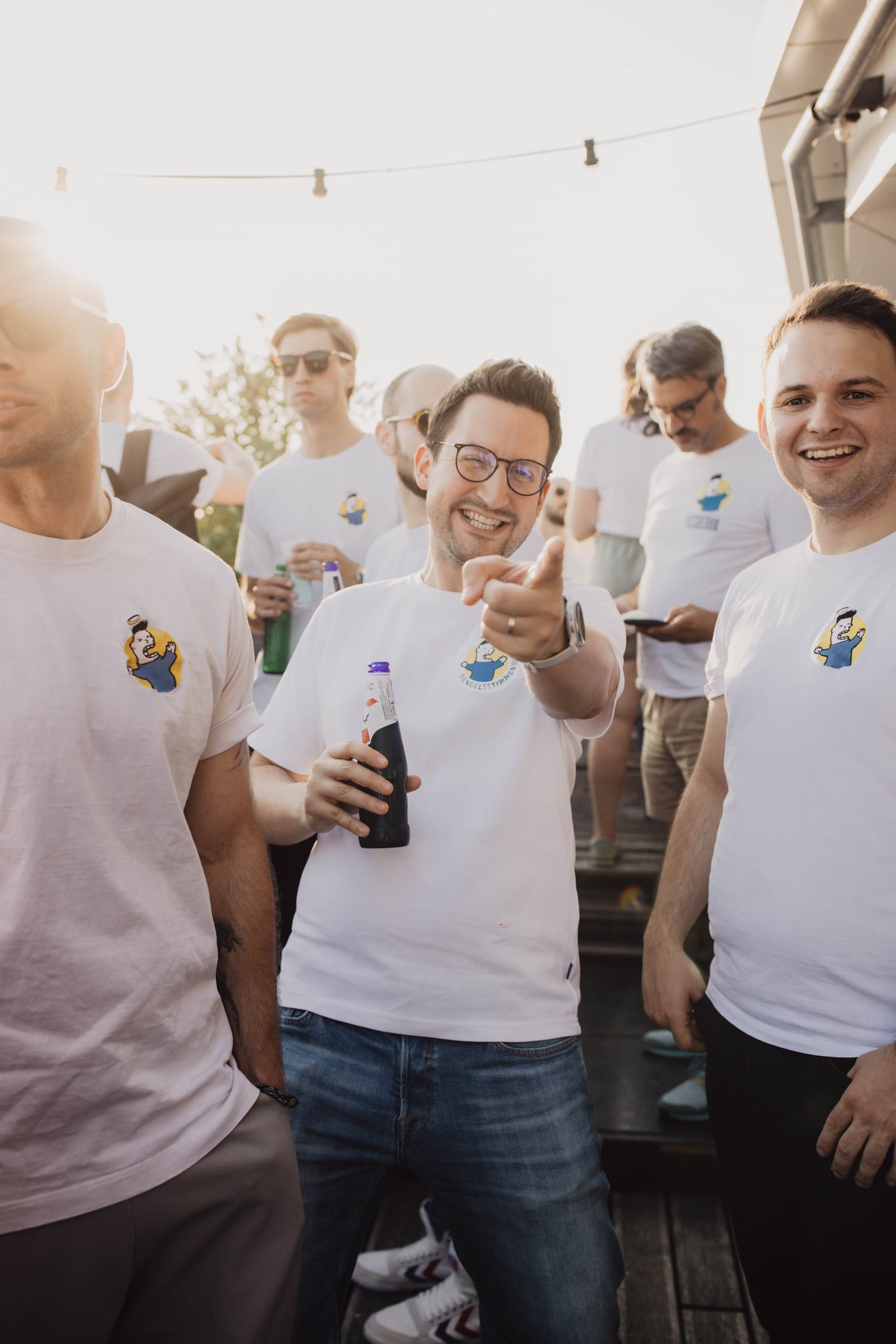 Bengels lachen mit Bier in der Hand