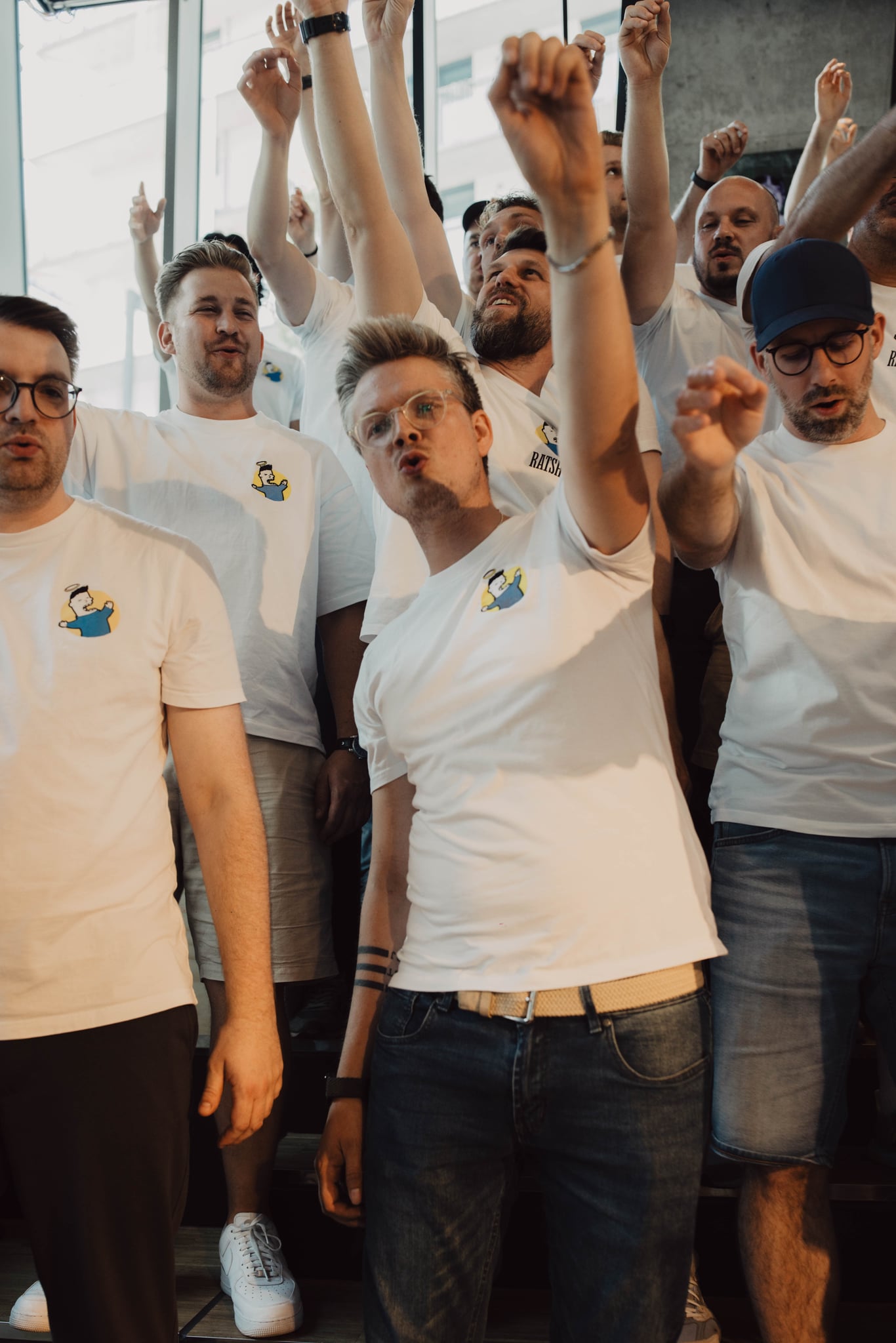 Hände in der Luft beim Singen